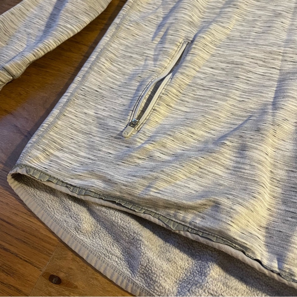 GapFit Sweatshirt - Picture 3 of 6